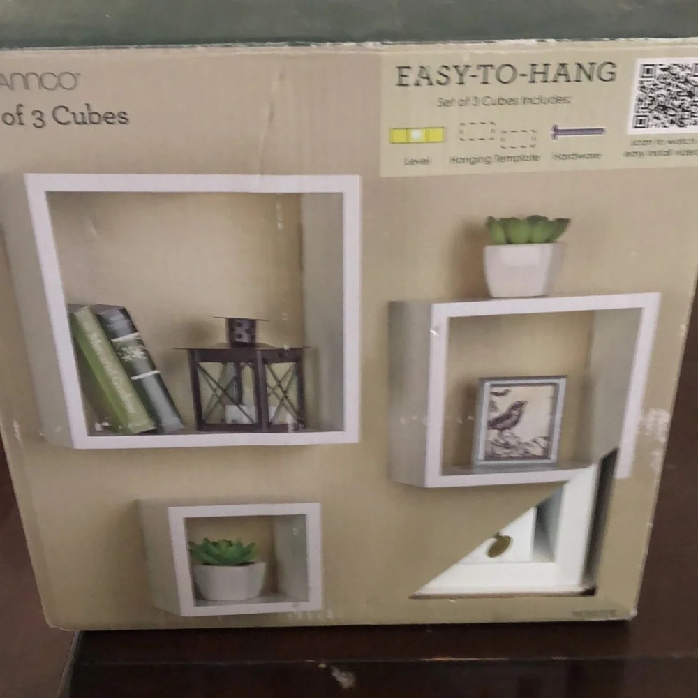 Set of 3 display cubes white beams in the box sizes : 9x9 7x7 5x5 inches